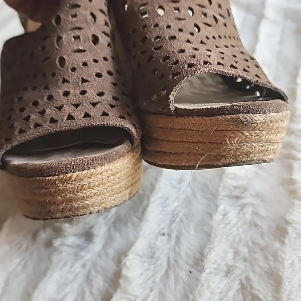 MARC FISHER taupe leather platforms. EUC